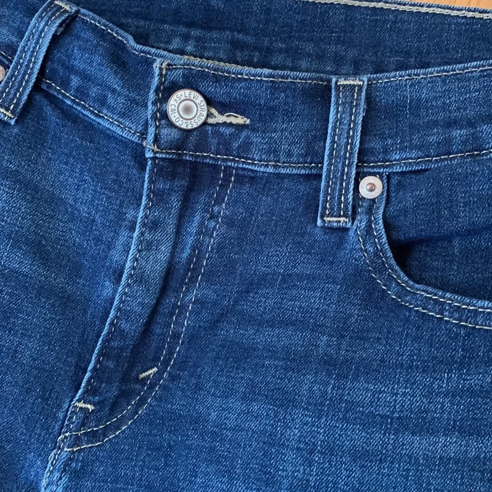 Levi’s women’s size 29 or 8 cotton poly spandex denim blue jean shorts full cut